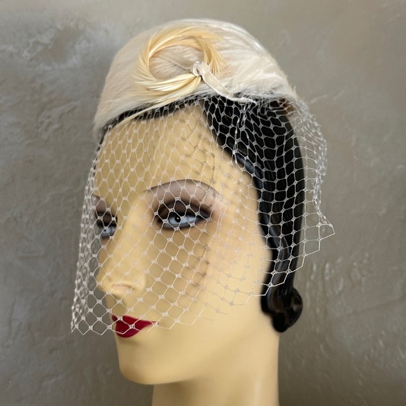 DELIGHTFUL DESIGNER 1960s' IVORY FEATHER PILLBOX HAT WITH MATCHING VEIL - Picture 2 of 11